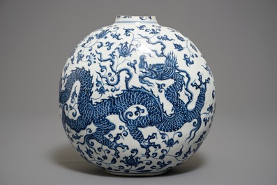 Een Chinese blauwwitte flesvormige vaas met draken en florale slingers, 19/20e eeuw