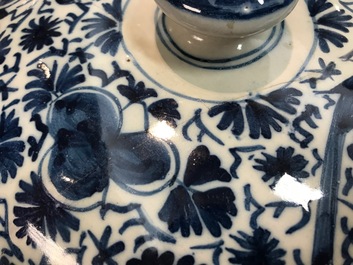 A large Dutch Delft blue and white spiced wine bowl and cover, 18th C.