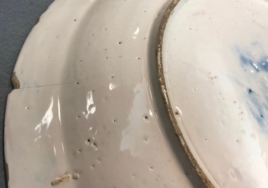 Une paire de vases et un plat en fa&iuml;ence de Delft bleu et blanc, 17/18&egrave;me