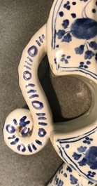 Een blauwwitte Delftse tulpenvaas met floraal decor, 18e eeuw