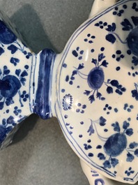 Een blauwwitte Delftse tulpenvaas met floraal decor, 18e eeuw