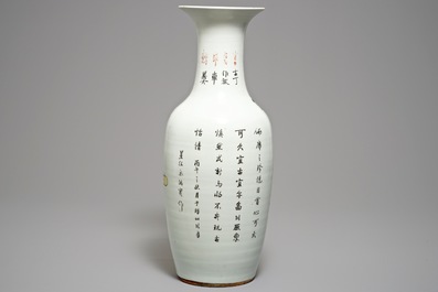 Een Chinese qianjiang cai vaas met decor van kostbaarheden, 19/20e eeuw