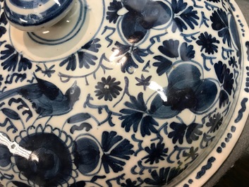 A large Dutch Delft blue and white spiced wine bowl and cover, 18th C.
