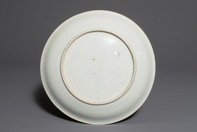 Un plat en porcelaine de Chine famille verte &agrave; d&eacute;cor floral, Kangxi