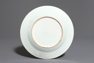 Une assiette en porcelaine de Chine grisaille &agrave; d&eacute;cor d'europ&eacute;ens dans un paysage, Qianlong