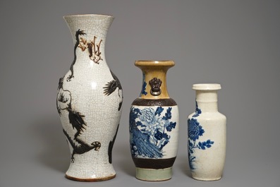 Drie Chinese Nanking craquel&eacute; vazen met blauwwit en reli&euml;fdecor, 19e eeuw