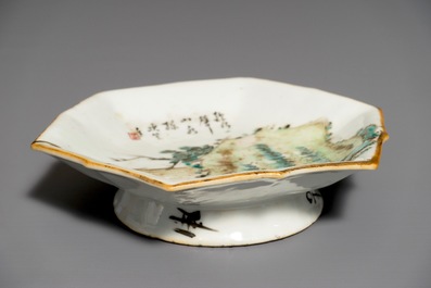 A Chinese qianjiang cai footed tray, signed Ci Li, 1st half 20th C.