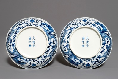 Een paar Chinese blauwwitte drakenborden, Guangxu merk en periode