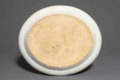 A large Chinese famille rose oval dish, 19th C.