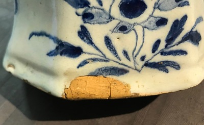 Een groot driedelig blauwwit Delfts kaststel, 18e eeuw