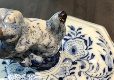Een groot driedelig blauwwit Delfts kaststel, 18e eeuw