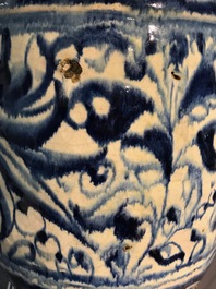 Een paar grote blauwwitte albarelli met "A foglie" decor in Antwerpse majolica, 16e eeuw