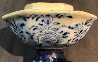 Een groot driedelig blauwwit Delfts kaststel, 18e eeuw