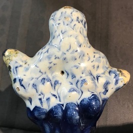 Een groot driedelig blauwwit Delfts kaststel, 18e eeuw