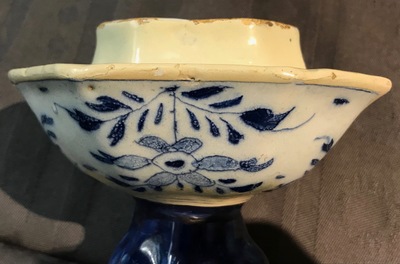 Een groot driedelig blauwwit Delfts kaststel, 18e eeuw