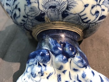 Een groot driedelig blauwwit Delfts kaststel, 18e eeuw