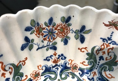 Un bol polylob&eacute; en fa&iuml;ence de Delft en palette cachemire, vers 1700