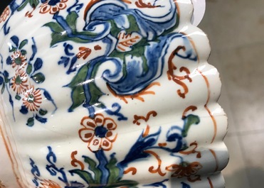 Un bol polylob&eacute; en fa&iuml;ence de Delft en palette cachemire, vers 1700