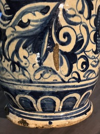 Een paar grote blauwwitte albarelli met "A foglie" decor in Antwerpse majolica, 16e eeuw