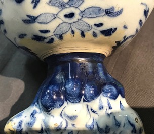 Een groot driedelig blauwwit Delfts kaststel, 18e eeuw