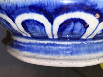 Een paar grote blauwwitte albarelli met "A foglie" decor in Antwerpse majolica, 16e eeuw