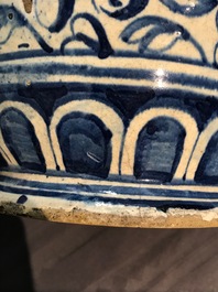 Een paar grote blauwwitte albarelli met "A foglie" decor in Antwerpse majolica, 16e eeuw