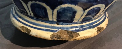 Een paar grote blauwwitte albarelli met "A foglie" decor in Antwerpse majolica, 16e eeuw