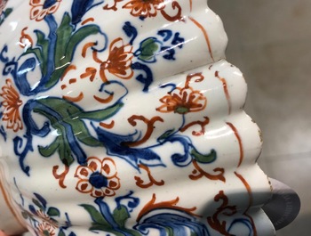 Un bol polylob&eacute; en fa&iuml;ence de Delft en palette cachemire, vers 1700
