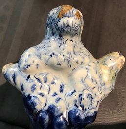 Een groot driedelig blauwwit Delfts kaststel, 18e eeuw