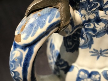 Une verseuse couverte en fa&iuml;ence de Delft bleu et blanc, 18&egrave;me