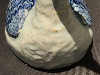 Un beurrier en fa&iuml;ence de Delft bleu et blanc en forme de pluvier, 18&egrave;me