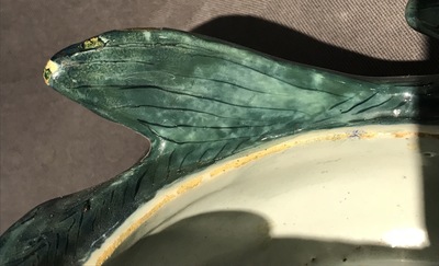 Une terrine couverte sur support en forme de truite en fa&iuml;ence de Delft polychrome, 18&egrave;me