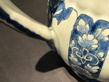 Une verseuse couverte en fa&iuml;ence de Delft bleu et blanc, 18&egrave;me