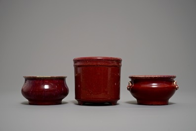 Deux br&ucirc;le-parfums et un pot &agrave; pinceaux en porcelaine de Chine sang de boeuf, 19/20&egrave;me