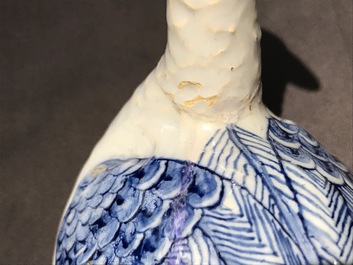 Un beurrier en fa&iuml;ence de Delft bleu et blanc en forme de pluvier, 18&egrave;me