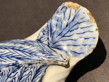 Un beurrier en fa&iuml;ence de Delft bleu et blanc en forme de pluvier, 18&egrave;me