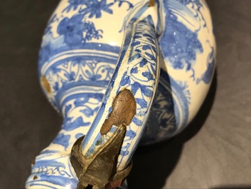 A blue and white chinoiserie jug with pewter lid, Haarlem or Delft, 1st half 17th C.