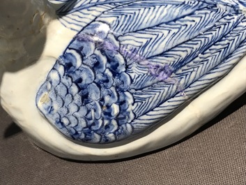 Un beurrier en fa&iuml;ence de Delft bleu et blanc en forme de pluvier, 18&egrave;me