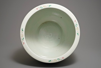 (LOT WITHDRAWN) A large Chinese famille rose 'hundred boys' fish bowl, 19/20th C.