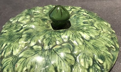 Une terrine couverte sur support en forme de truite en fa&iuml;ence de Delft polychrome, 18&egrave;me