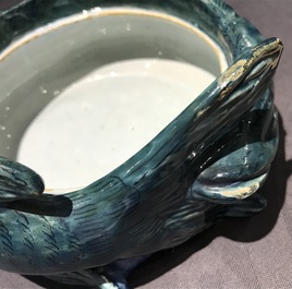 Une terrine couverte sur support en forme de truite en fa&iuml;ence de Delft polychrome, 18&egrave;me