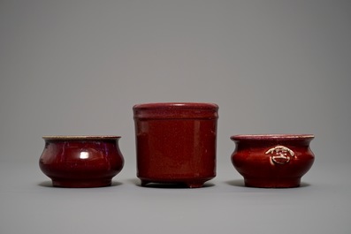 Deux br&ucirc;le-parfums et un pot &agrave; pinceaux en porcelaine de Chine sang de boeuf, 19/20&egrave;me