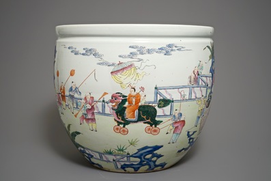(LOT WITHDRAWN) A large Chinese famille rose 'hundred boys' fish bowl, 19/20th C.