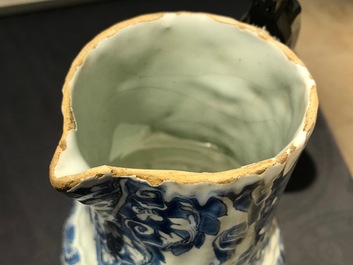 Une verseuse couverte en fa&iuml;ence de Delft bleu et blanc, 18&egrave;me