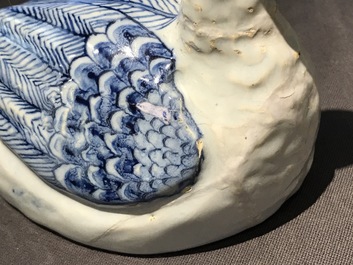 Un beurrier en fa&iuml;ence de Delft bleu et blanc en forme de pluvier, 18&egrave;me