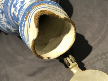 A blue and white chinoiserie jug with pewter lid, Haarlem or Delft, 1st half 17th C.