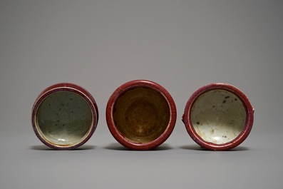 Deux br&ucirc;le-parfums et un pot &agrave; pinceaux en porcelaine de Chine sang de boeuf, 19/20&egrave;me