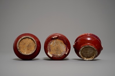 Deux br&ucirc;le-parfums et un pot &agrave; pinceaux en porcelaine de Chine sang de boeuf, 19/20&egrave;me