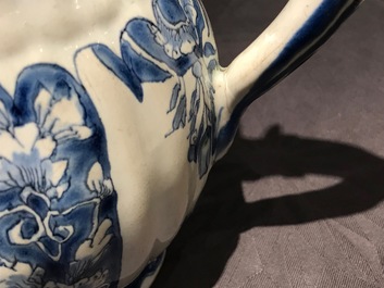 Une verseuse couverte en fa&iuml;ence de Delft bleu et blanc, 18&egrave;me