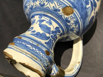 A blue and white chinoiserie jug with pewter lid, Haarlem or Delft, 1st half 17th C.